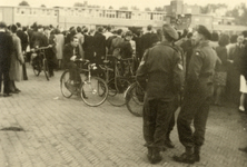 604344 Afbeelding van vermoedelijk het dansfeest op het Veemarktplein te Utrecht, ter gelegenheid van de bevrijding van ...